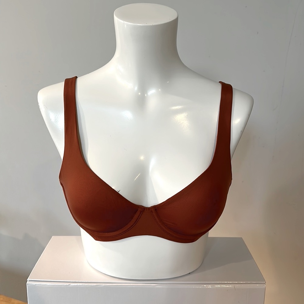 CUUP Scoop bra in rust. Drawstring bag included.
